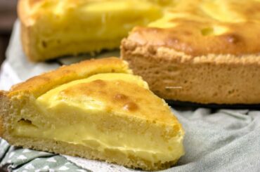Italian cake filled with lemon custard