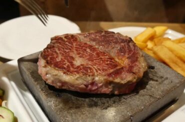 Cook your steak on an ultra hot 440°C volcanic rock grill!