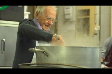 Dino, the "chef of the poor": at 90 he cooks for the homeless and puts a smile on their faces