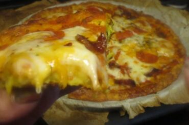 Cooking with Eveie. How to make a🤤 ketogenic pepperoni, bacon and bell pepper pizza YUM😢