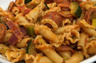 ALMOST ONE POT SAUSAGE, ZUCCHINI AND PASTA RECIPE //BUDGET FRIENDLY// EASY WEEKNIGHT DINNER