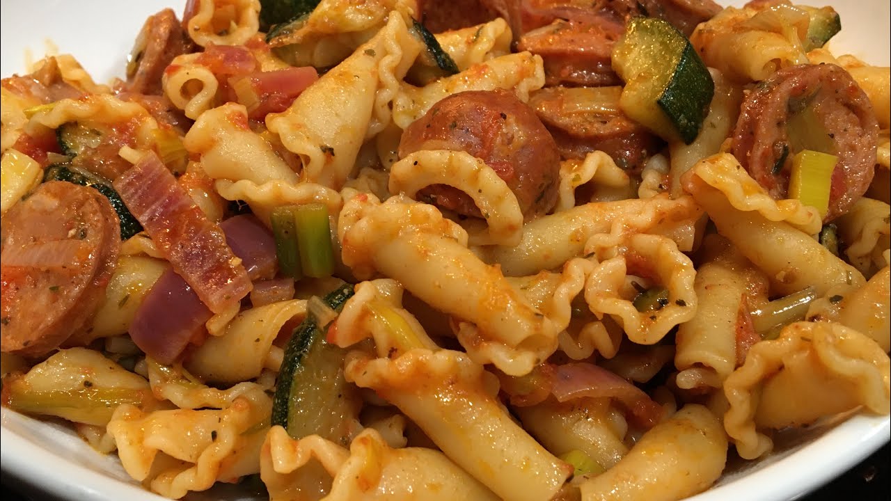 ALMOST ONE POT SAUSAGE, ZUCCHINI AND PASTA RECIPE //BUDGET FRIENDLY// EASY WEEKNIGHT DINNER ALMOST ONE POT SAUSAGE, ZUCCHINI AND PASTA RECIPE //BUDGET FRIENDLY// EASY WEEKNIGHT DINNER