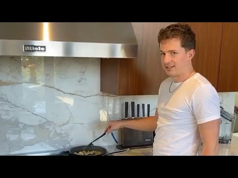 Charlie Puth is cooking "pasta e lenticchie" 😊😋 Charlie Puth is cooking "pasta e lenticchie" 😊😋