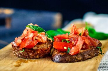 Easy and Quick Tomato Basil Bruschetta Recipe - Tomato Crostini - Vegan Starter - Vegetarian Snack