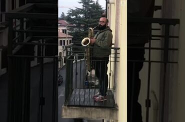 Music teacher performs on balcony in Italy amid coronavirus outbreak | ABC News