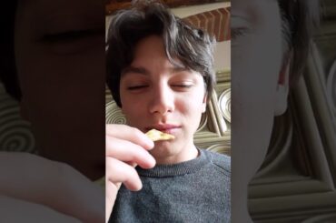 HOW ITALIANS EAT CRECHERS!