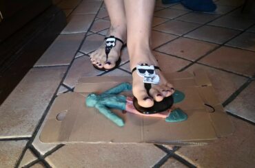 Giantess In Shoe Crush