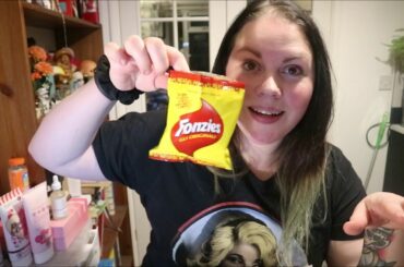 ENGLISH GIRL TRIES ITALIAN SNACKS - SNACK SURPRISE MARCH 2020