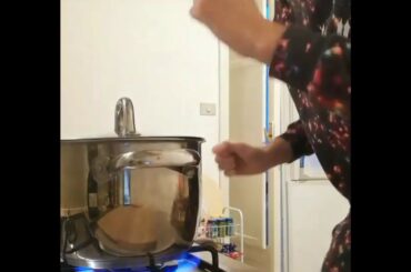 How Italians cook pasta during quarantine... #socucinarelapasta