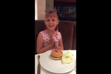 Hope's Amazing World Rates the Food on Cruise Ship