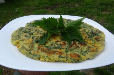 nettle omelette with chickpea flour-spontaneous herbs recipe  🍀VEGETARIAN FAMILY DIARY🍀