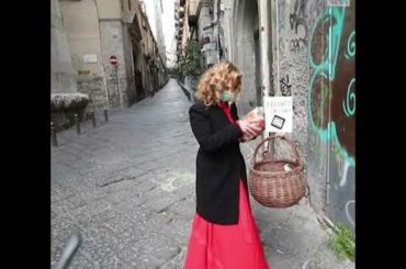 Italians in lockdown assemble food baskets amid coronavirus pandemic lockdown | ABC News