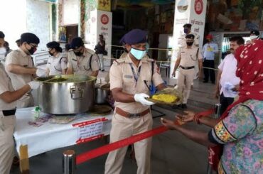 India lockdown: Cooked food served to needy at Howrah station by railway officials