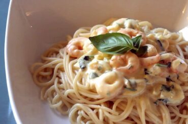 GARLIC PRAWNS IN A CREAMY WHITE WINE AND PARMESAN SAUCE | A La Waiki