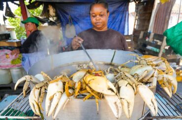 Jamaican Street Food in Kingston!! 🦀SPICY CRAB POT + Jerk Pan Chicken in Jamaica 🇯🇲