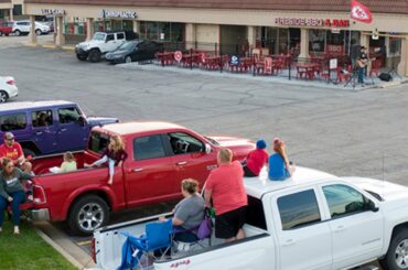 Drive-in concert helps restaurant fill lot with diners during COVID-19 restrictions