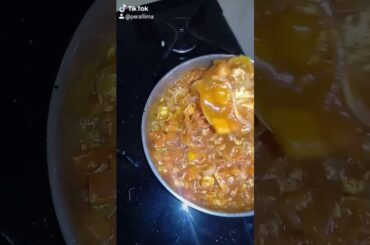 vegan noodles with tomato sauce and vegetables / noodles with onion-flavored pepper and tomato