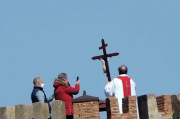 LA BENEDIZIONE DALLA TORRE DEL CASTELLO