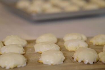 Italian White Cookies!!! Made by a bored video editor... what could possibly go wrong.