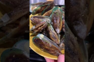How to Make Mussels in White Wine and Garlic Sauce