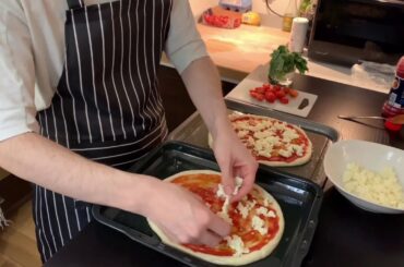 How to make PIZZA MARGHERITA - Easy step by step recipe for a traditional ITALIAN PIZZA