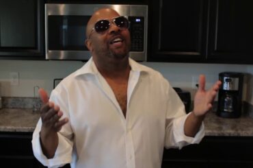 IN THE KITCHEN COOKING WITH SNOW ITALY-CHICKEN MARSALA AND RICE AND PROSECCO WINE