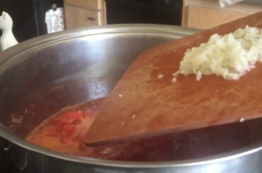 Making Italian-style tomato sauce (Salsa di Pomodoro)
