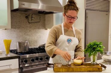Tuscan Women Cook's Arianna Moldovan Prepares Sugo di Campagna