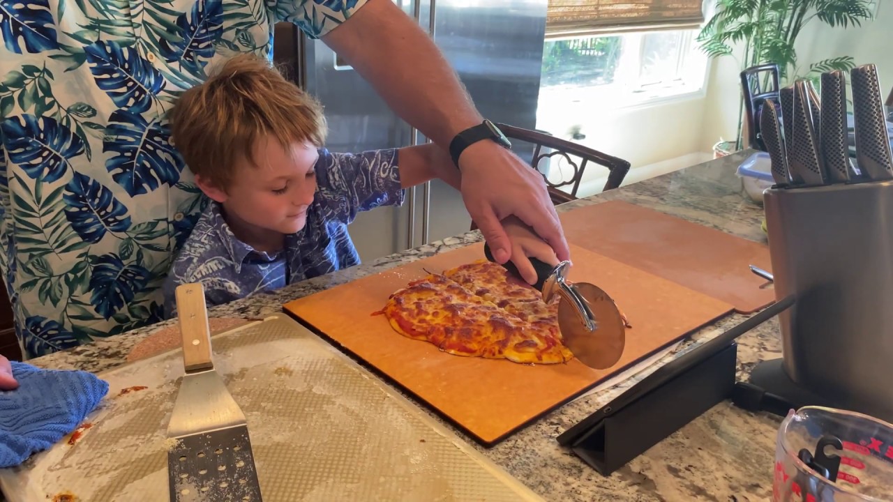 Family Kitchen – Cooking Pizza with Christopher! Family Kitchen - Cooking Pizza with Christopher!