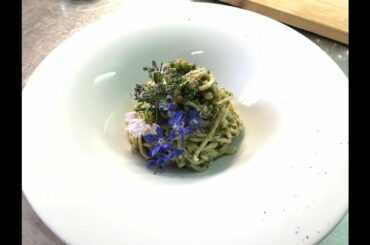 Italian Cuisine | Chef Francesco Martinelli prepara la pasta alla chitarra con trito di erbe e noci