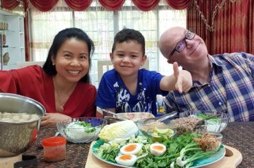 ทำก๋วยเตี๋ยวต้มยำหมูลูกชิ้นเด้งกินง่ายๆ สองหนุ่มจัดคนละเส้น Eat Yummy Soup Noodle