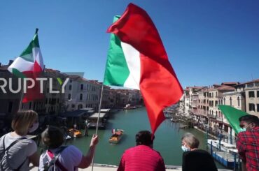 Italy: Contractors stage anti-lockdown protest in Venice