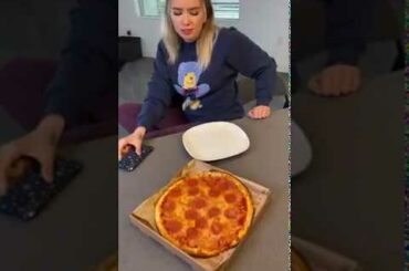 The CORRECT way to eat pizza 🍕