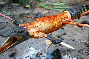 grilled Crocodile Cooking Crocodile Lechon bbq Recipe   Roasted crocodile meat bbq with Chili Sauce