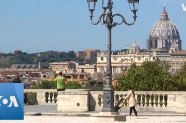 Romans Flock to Parks As Coronavirus Lockdown Lifts in Italy
