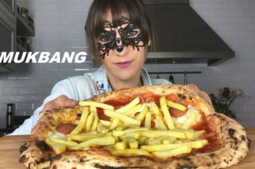 MUKBANG ITA: MANGIO PIZZA MARGHERITA GIGANTE CON WURSTEL E PATATINE FRITTE (EATING SHOW ITALIANO)