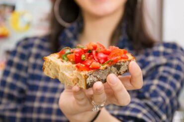 HOW TO MAKE ITALIAN BRUSCHETTA - Easy and Authentic Recipe
