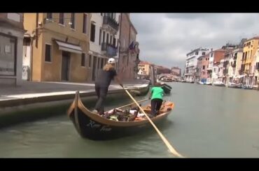 Venice gondoliers deliver food to elderly amid coronavirus lockdown| CCTV English