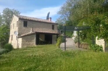 Casolare in pietra nella campagna marchigiana - Stone Farmhouse in Marche countryside (Italy)