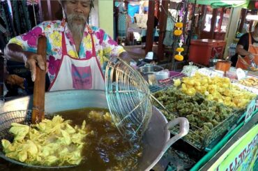Best Street Food Boats in Taling Chan Floating Market. Bangkok, Thailand