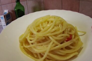 pasta recipe from Italy : spaghetti, garlic, olive oil, chili peppers quick simple and flavoured