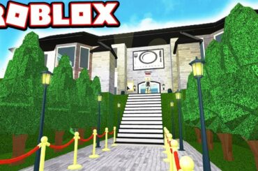 Visiting a FANCY restaurant in BLOXBURG