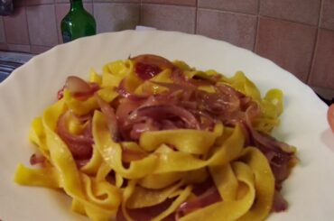 tagliatelle onion & bacon pasta recipe from Italy/ricetta tagliatelle pancetta e cipolle