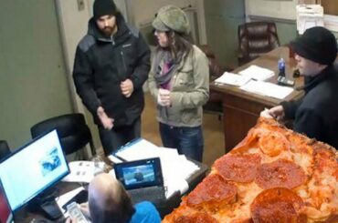 Pizza delivery guy is belittled out of tip by rude employees so internet gets revenge for him