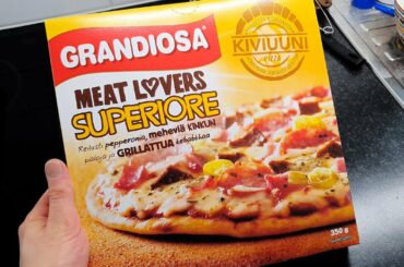 Grandiosa Meat Lovers Superiore Frozen Pizza (Unboxing)
