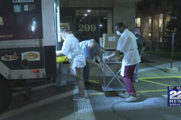 Springfield healthcare workers get free pre-packed meals from Italian restaurant