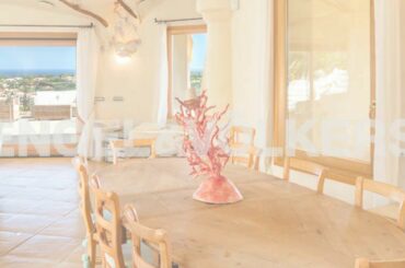 Porto Cervo: Refined villa in prime setting with sea views