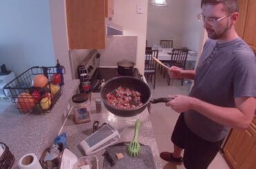 Italians cooking at home - Spaghetti Carbonara