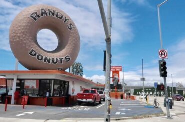 The Original Randy’s Donuts in Inglewood - Southern California Take Out Food Review / Bakers Dozen