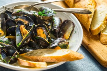 White Wine Mussels | My FAVORITE SEAFOOD recipe!